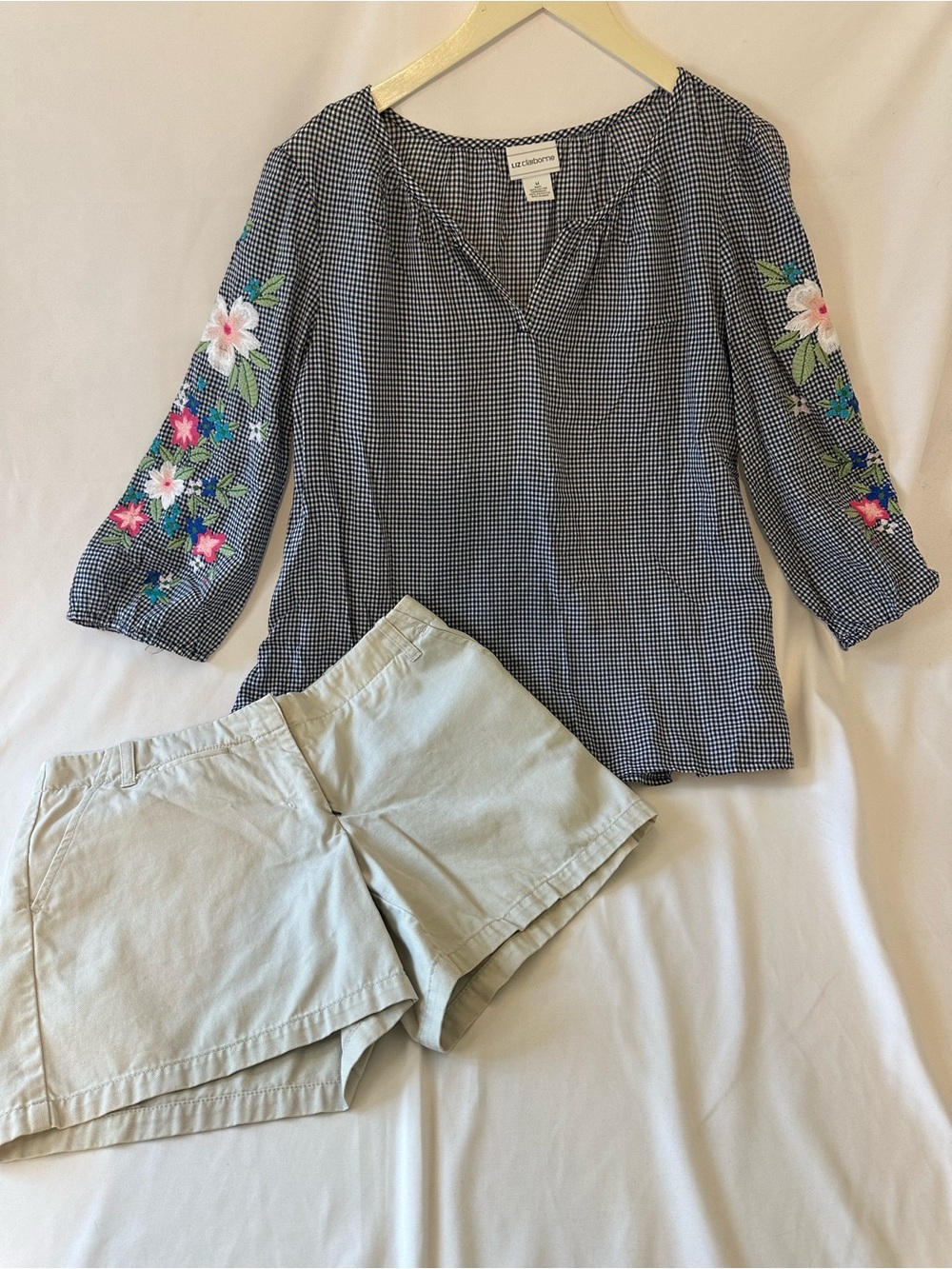 Liz Claiborne Medium Embroidered Blouse & J.Crew Size 6 Beige Shorts 2 Leisure